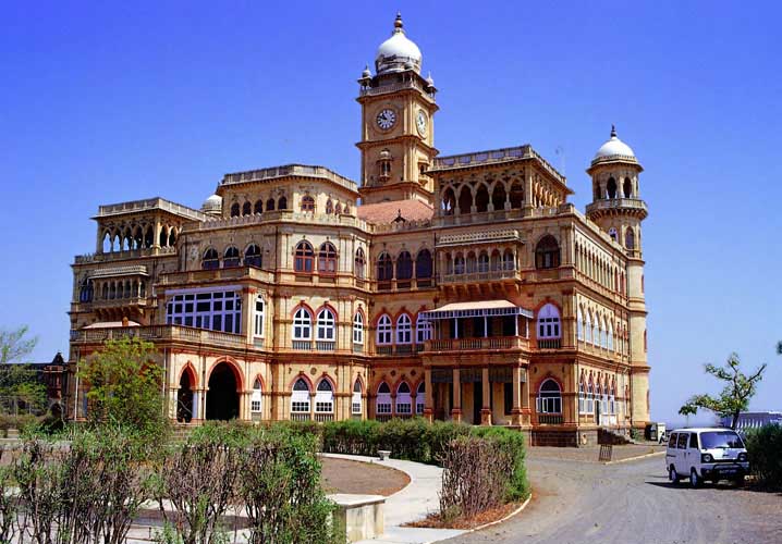 http://www.nrigujarati.co.in/tourism_images/753835_wankaner_palace.jpg