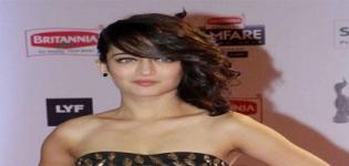 Akshara Haasan in Black Floor Touch Evening Gown at 61st Filmfare Awards 2016
