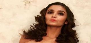 Alia Bhatt in Off Shoulder Gown at 61st Filmfare Awards 2016 Mumbai - Latest Photos