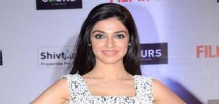 Divya Khosla in Black and White Evening Gown at Filmfare Awards 2016 Mumbai