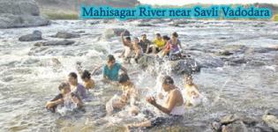 Natural Places to Visit Near Vadodara at SAVLI Village - Flowing Mahisagar River Water Masti