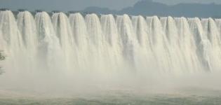 Sardar Sarovar Dam Overflowing - Narmada Dam Overflow 2012