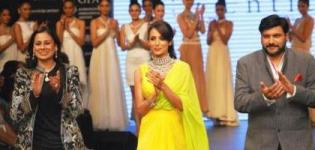 Malaika Arora Khan IIJW 2012 Mumbai Fashion Week Photos Pics Pictures